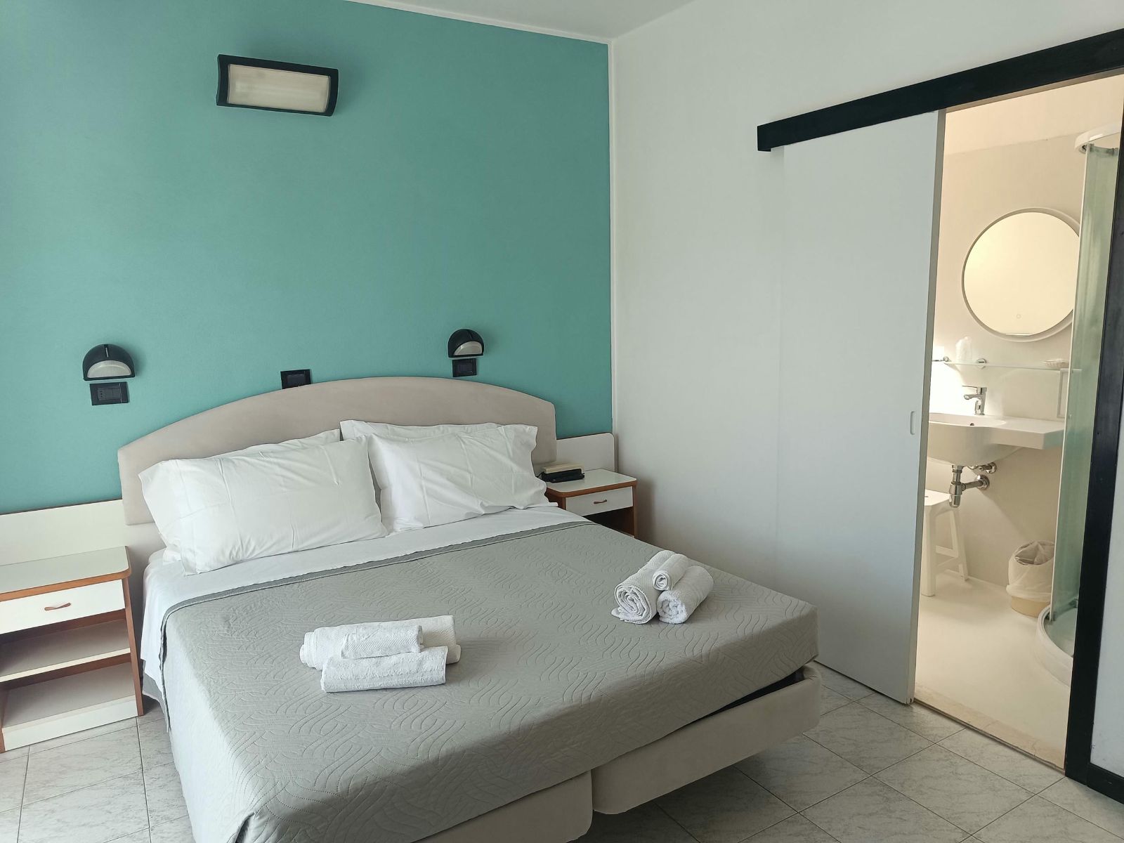Camera Comfort, letto matrimoniale con bagno in vista