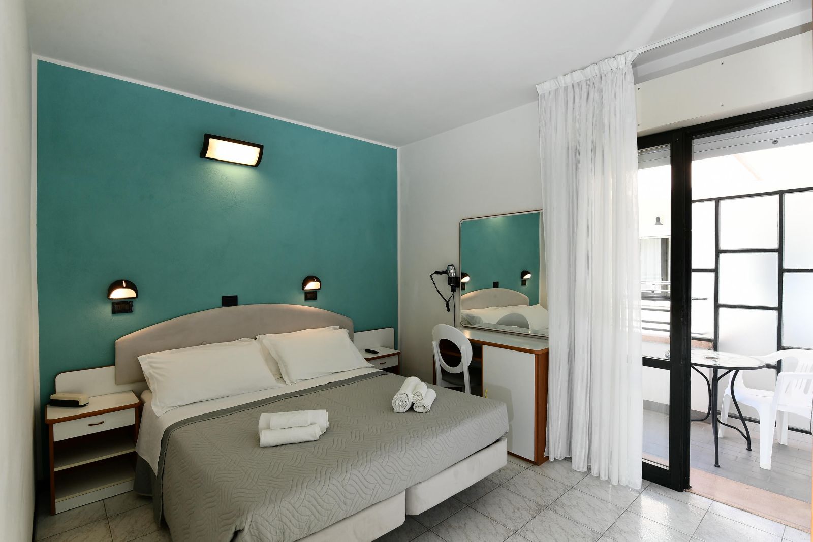 Camera Economy, vista della camera con letto e arredi