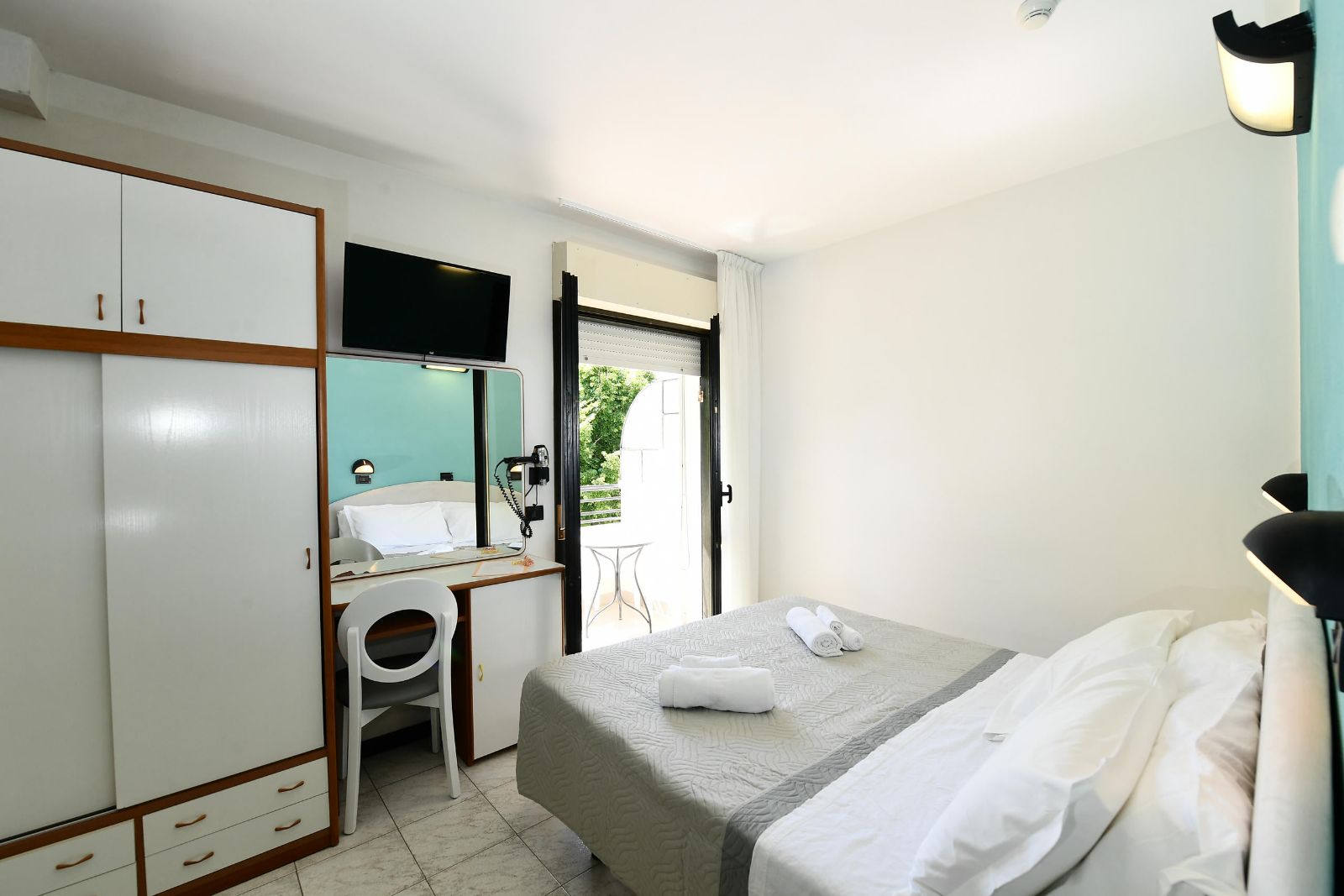 Camera Standard, letto matrimoniale e parete verde acqua