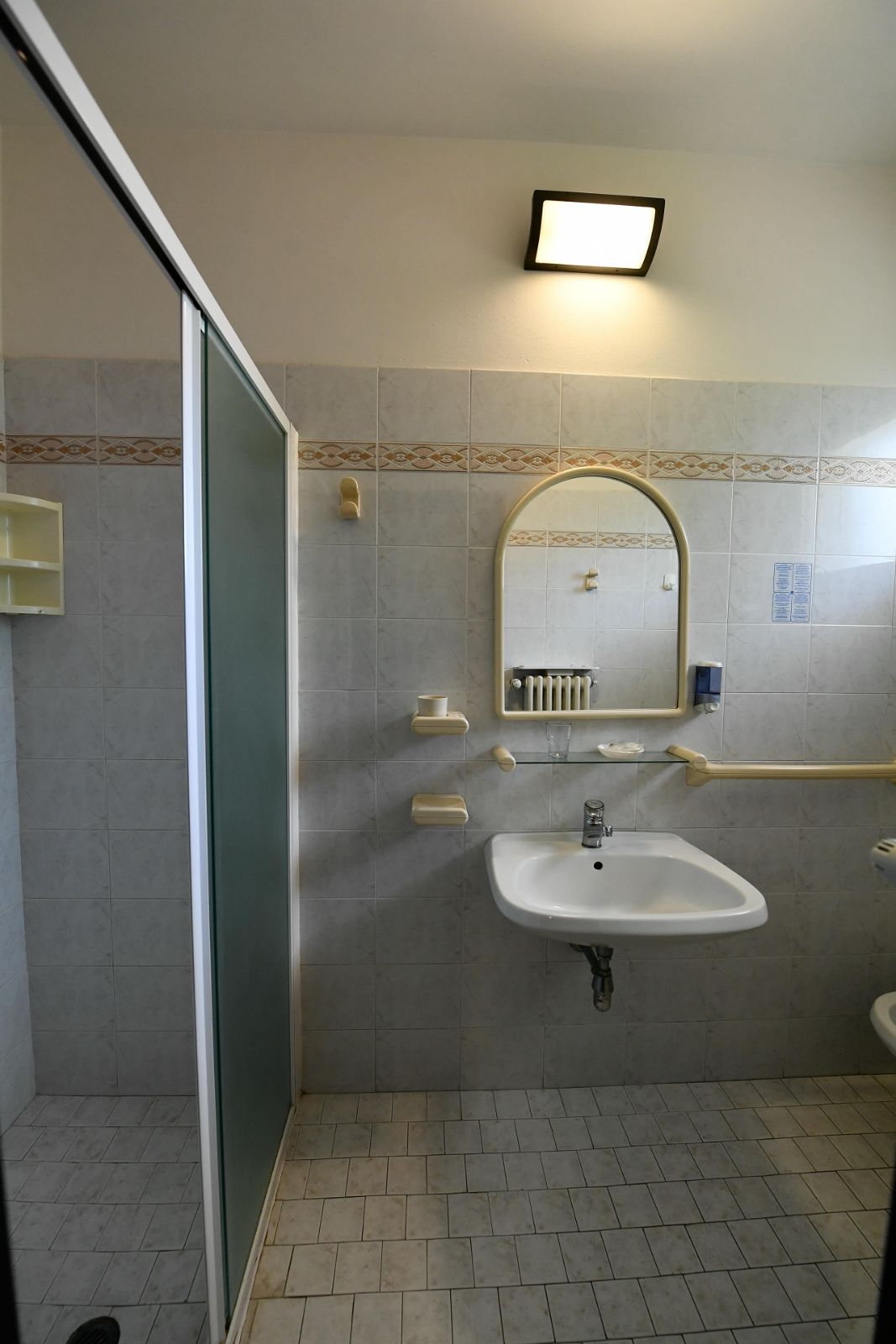 Camera Standard, bagno con box doccia