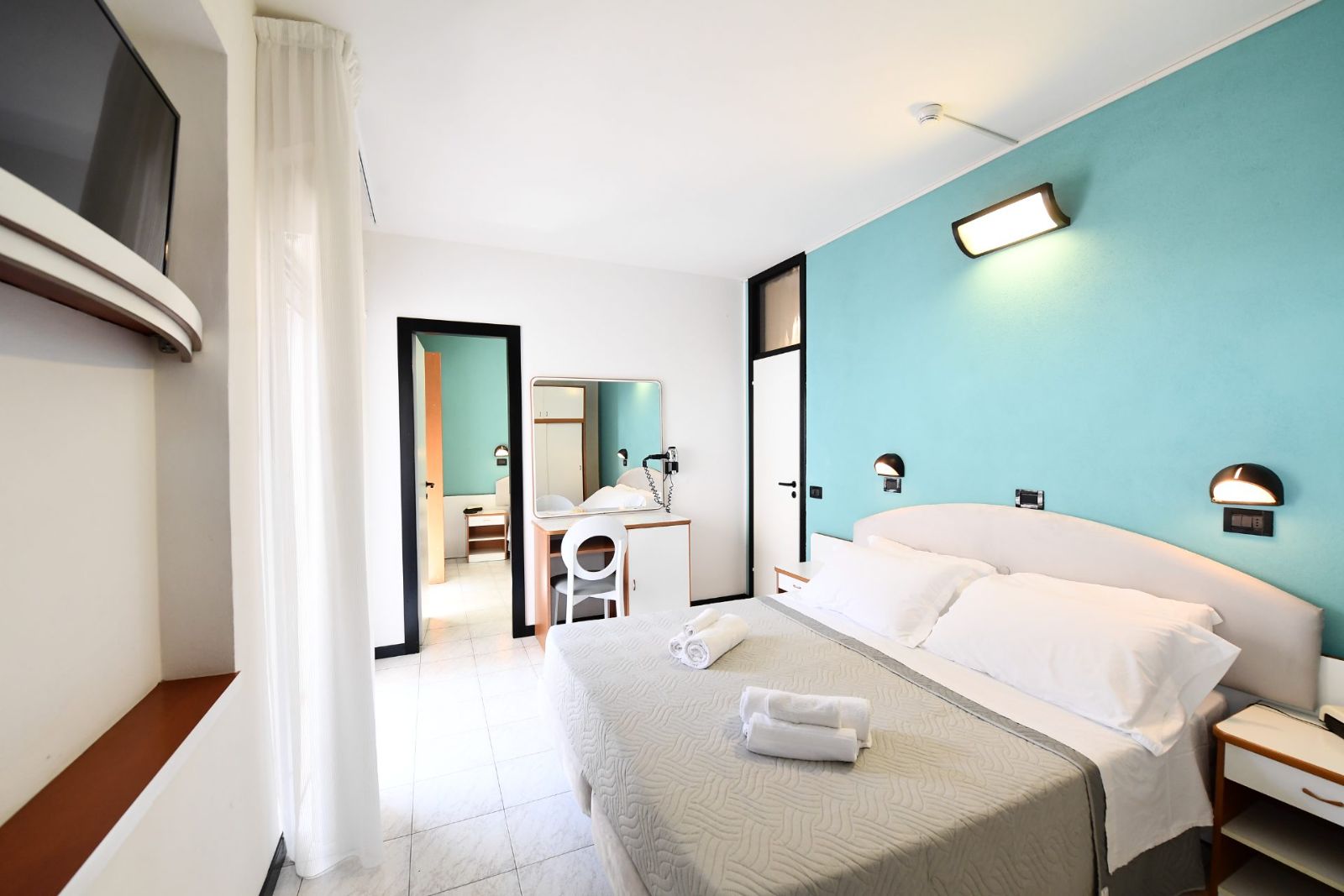 Camera Standard con letto matrimoniale e arredi chiari