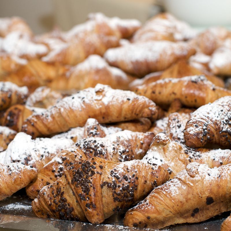 Cornetti al cioccolato spolverati di zucchero a velo