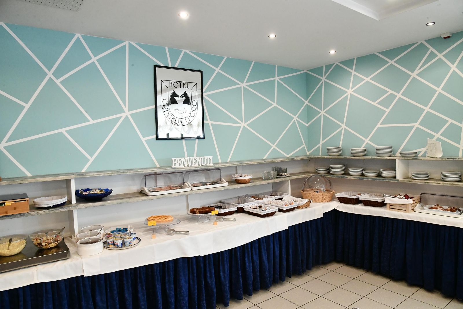 Buffet della colazione con torte fatte in casa e dolci