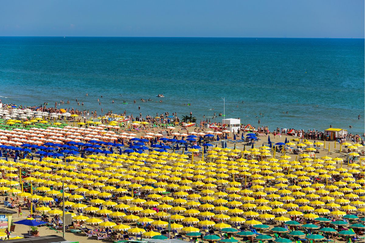 Spiaggia di Viserba di Rimini con ombrelloni e sdraio al sole