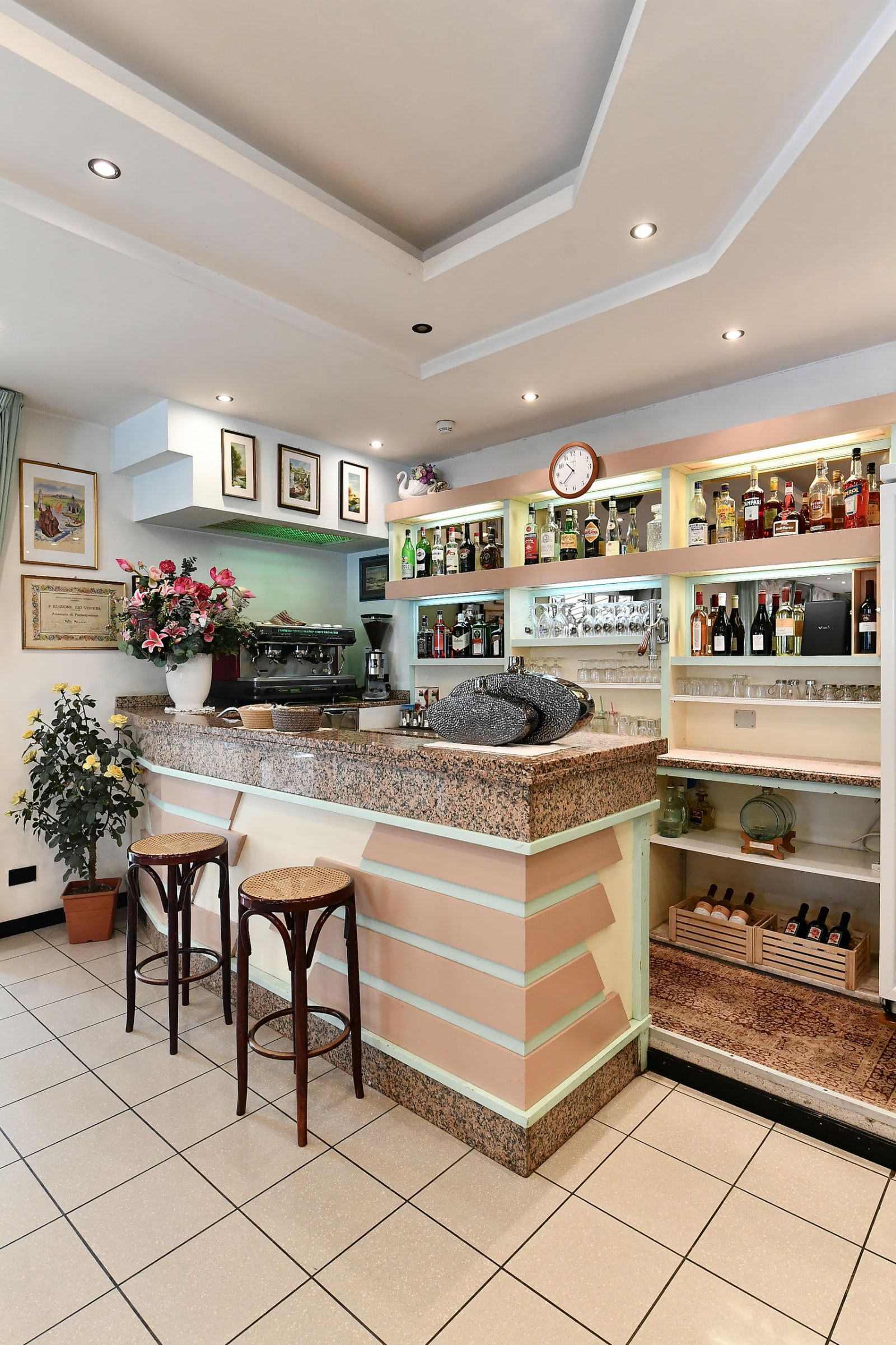 Bar interno riservato agli ospiti con sgabelli e mensole di liquori