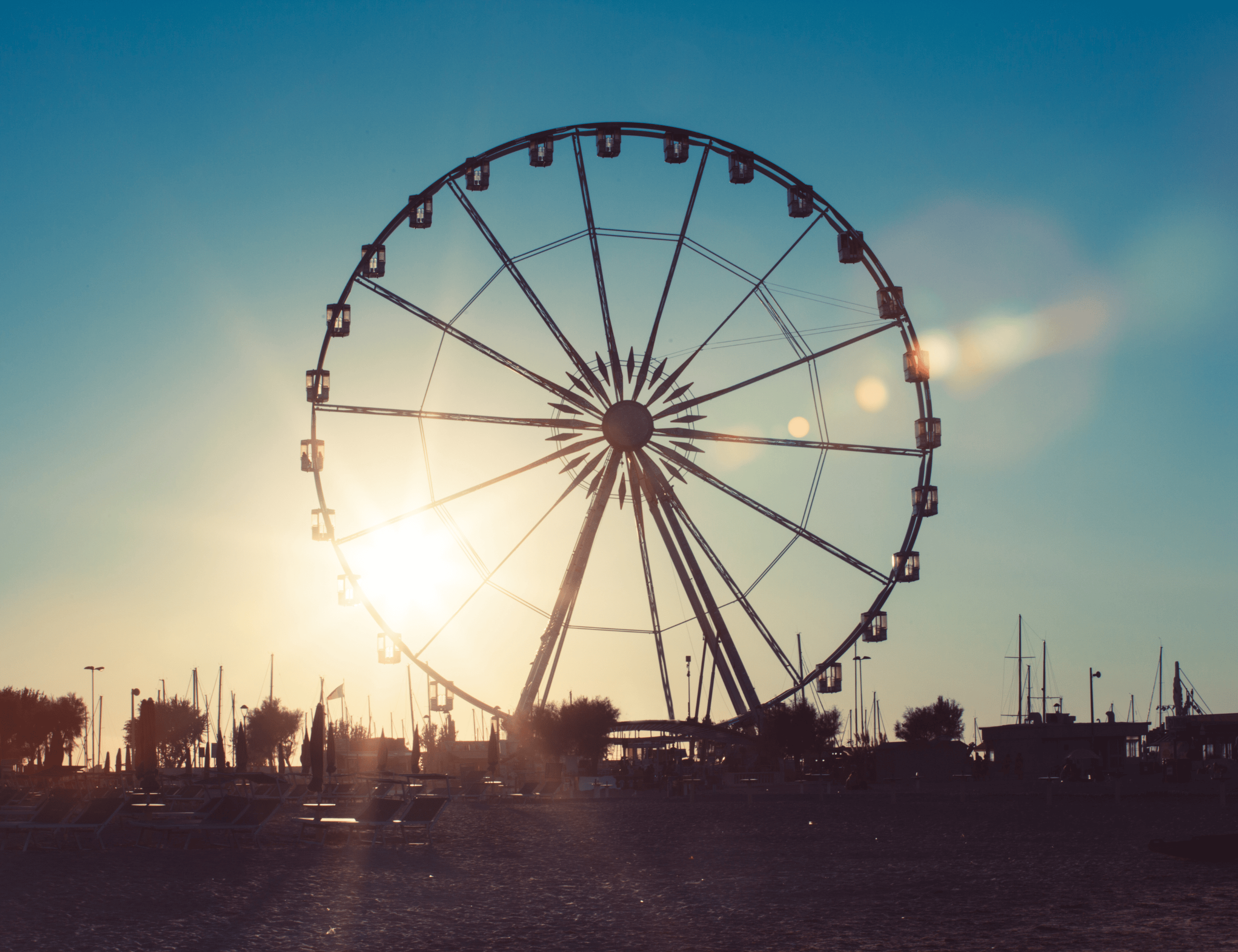 La ruota panoramica di Rimini al tramonto